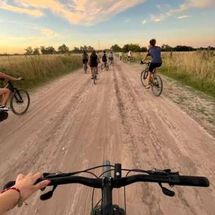 Bicicleteada y mateada en Uribelarrea, para reclamar la vuelta del tren